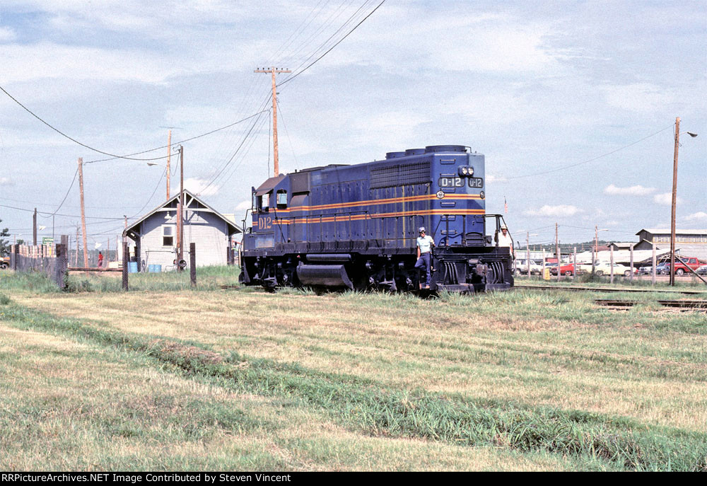 Texas Oklahoma & Eastern GP40 D12 comes back out after spotting a car.